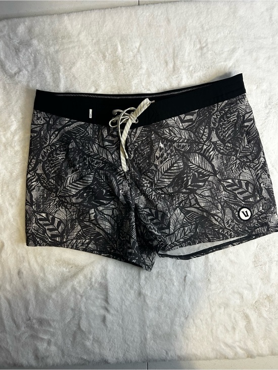 Vuori Other - Vuori Women’s Medium Black Gray Tropical Leaf Print Athletic Shorts